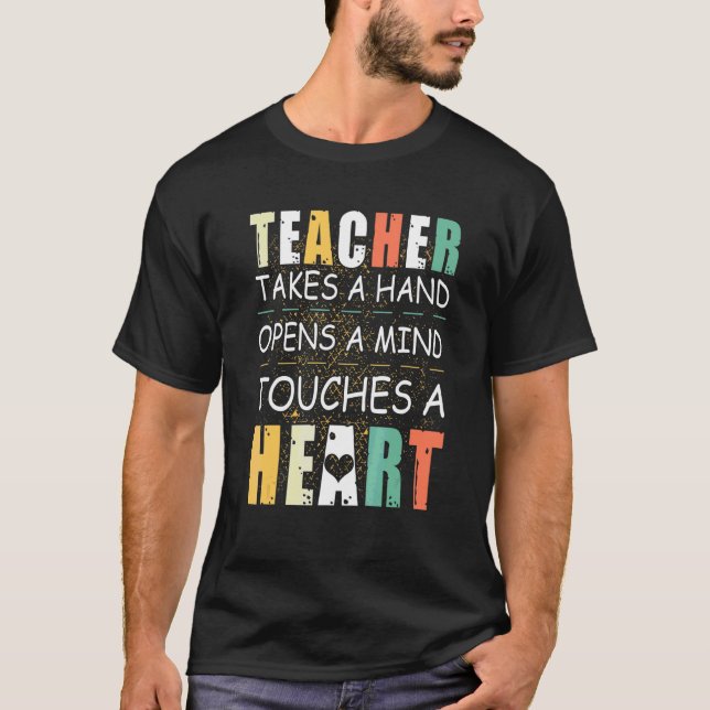 Camiseta Professora Pega Mão Abre Mente Toca Coração (Frente)