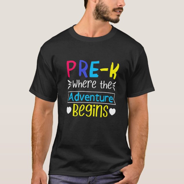 Camiseta Professores Pré K Adventure Começa Primeiro Dia (Frente)