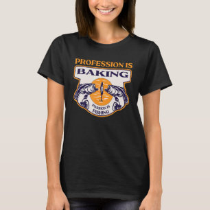 Camiseta Profissão Está Fazendo Paixão É Pescar Arma