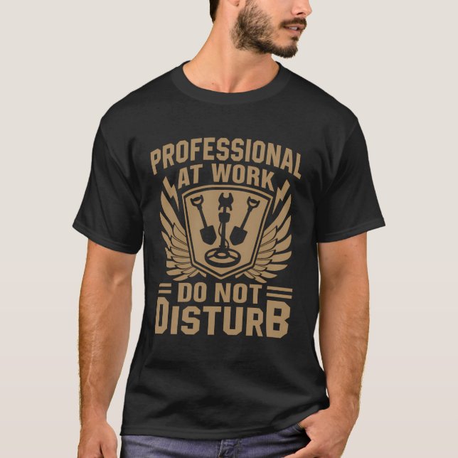 Camiseta Profissional No Trabalho Não Incomodar (Frente)