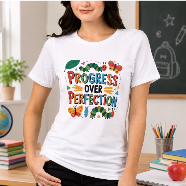 Camiseta Progresso Acima da Perfeição de Volta às Aulas (Progress Over Perfection Back to School Tri-Blend Shirt)
