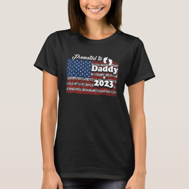 Camiseta Promoted To Daddy 2023 First Time Fathers Day New  (Frente)