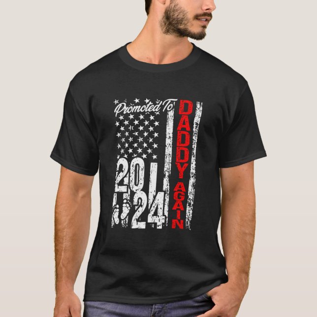 Camiseta Promoted To Daddy Again 2024 American Flag Soon Da (Frente)