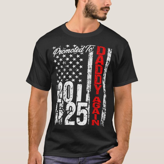 Camiseta Promoted to Daddy Again 2025 American Flag Soon Da (Frente)