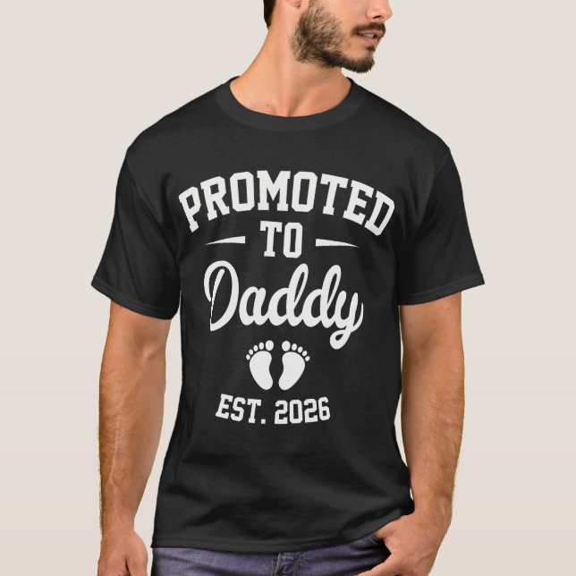Camiseta Promoted To Daddy Est 2026 Retro Soon To Be Daddy  (Frente)