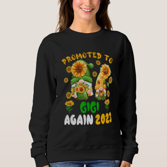 Camiseta Promoted To Gigi Again 2023 Two Floral Gnomes Preg (Frente)