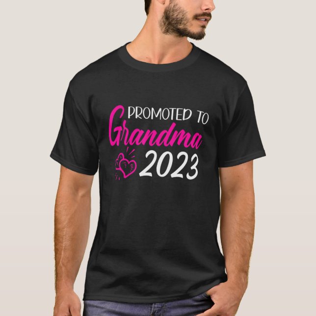 Camiseta Promoted to Grandma 2023 New Baby Announcement Rev (Frente)