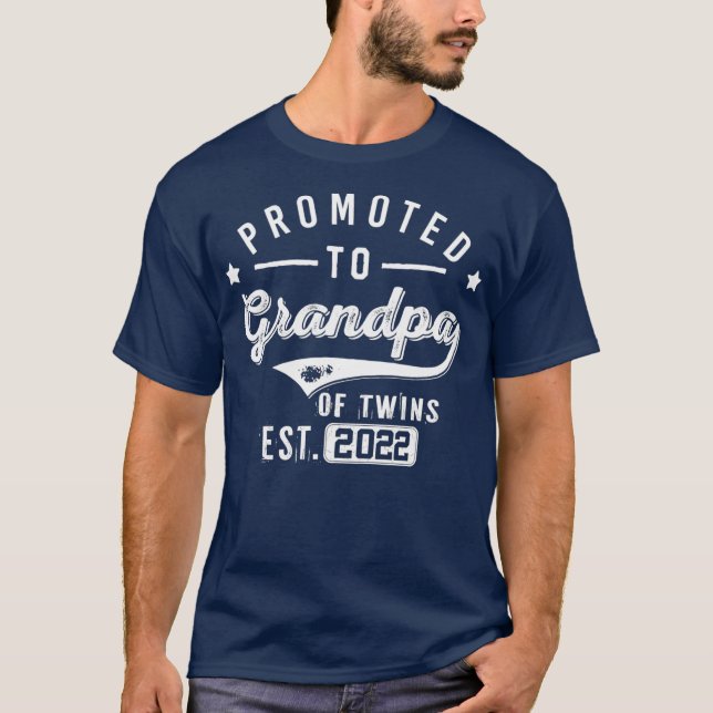 Camiseta Promoted To Grandpa Of Twins Est 2022 Twin Baby (Frente)