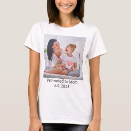 Camiseta promoted to Mom est.2023 Photo art