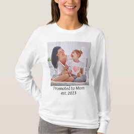 Camiseta promoted to Mom est.2023 Photo art