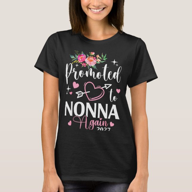Camiseta Promoted To Nonna Again Est 2027 Flower Heart  (Frente)