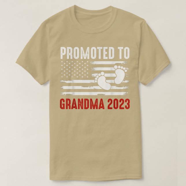 Camiseta Promovido À Avó 2023 Em Breve A Gravidez Nos EUA  (Frente do Design)