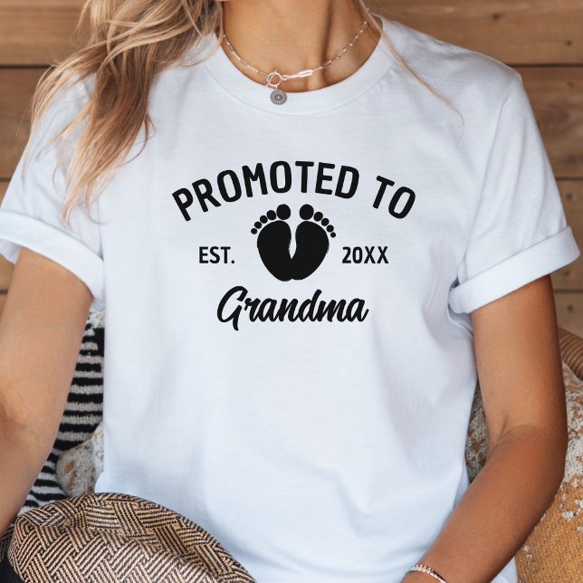 Camiseta Promovido a Avó Bebê Pegadas (Criador carregado)