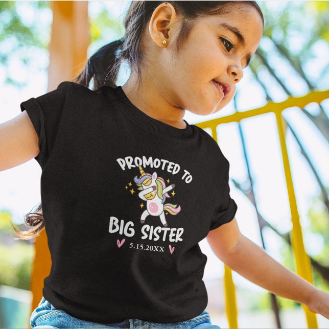 Camiseta Promovido à Big Sister Dançando Unicórnio com Data (Criador carregado)