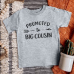 Camiseta Promovido à Família Grande Casal Correspondente<br><div class="desc">Roupa personalizado personalizado personalizado com o gráfico "Promoted to Big Cousin" em fontes modernas modernas de tendências com um design de seta boho. Perfeito para uma foto de anúncio de gravidez ou um presente para primo mais velho quando um novo bebê chega! Use as ferramentas de design para editar as...</div>