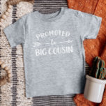 Camiseta Promovido à Família Grande Casal Correspondente<br><div class="desc">Roupa personalizado personalizado personalizado com o gráfico "Promoted to Big Cousin" em fontes modernas modernas de tendências com um design de seta boho. Perfeito para uma foto de anúncio de gravidez ou um presente para primo mais velho quando um novo bebê chega! Use as ferramentas de design para editar as...</div>