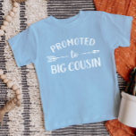 Camiseta Promovido à Família Grande Casal Correspondente<br><div class="desc">Roupa personalizado personalizado personalizado com o gráfico "Promoted to Big Cousin" em fontes modernas modernas de tendências com um design de seta boho. Perfeito para uma foto de anúncio de gravidez ou um presente para primo mais velho quando um novo bebê chega! Use as ferramentas de design para editar as...</div>