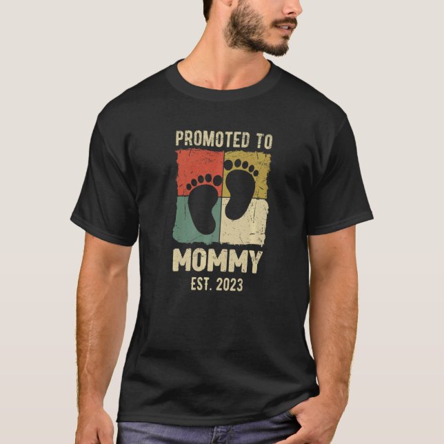 Camiseta Promovido à Mamãe no Est 2023 Pés Bebês Gravidez A (Frente)