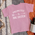 Camiseta Promovido ao Anúncio de Gravidez da Irmã Maior<br><div class="desc">Roupa personalizado personalizado personalizado com o gráfico "Promoted to Big Sister" em fontes modernas modernas modernas com um design de seta boho. Perfeito para uma foto de anúncio de gravidez ou um presente para irmãos mais velhos quando um novo bebê chega! Use as ferramentas de design para editar as cores...</div>