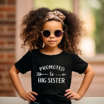 Camiseta Promovido ao Anúncio de Gravidez da Irmã Maior<br><div class="desc">Roupa personalizado personalizado personalizado com o gráfico "Promoted to Big Sister" em fontes modernas modernas modernas com um design de seta boho. Perfeito para uma foto de anúncio de gravidez ou um presente para irmãos mais velhos quando um novo bebê chega! Use as ferramentas de design para editar as cores...</div>