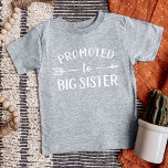 Camiseta Promovido ao Anúncio de Gravidez da Irmã Maior<br><div class="desc">Roupa personalizado personalizado personalizado com o gráfico "Promoted to Big Sister" em fontes modernas modernas modernas com um design de seta boho. Perfeito para uma foto de anúncio de gravidez ou um presente para irmãos mais velhos quando um novo bebê chega! Use as ferramentas de design para editar as cores...</div>