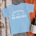 Camiseta Promovido ao anúncio de gravidez do Big Brother<br><div class="desc">Roupa personalizado personalizado personalizado com o gráfico "Promovido ao Big Brother" em fontes modernas modernas de tendências com um design de seta boho. Perfeito para uma foto de anúncio de gravidez ou um presente para irmãos mais velhos quando um novo bebê chega! Use as ferramentas de design para editar as...</div>