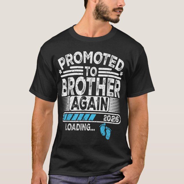 Camiseta Promovido Ao Irmão De Novo. 2026 Carregando Engraç (Frente)