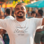 Camiseta Promovido ao Tio EST | Novo Tio Presente<br><div class="desc">Celebre a emocionante jornada para se unir com esta camiseta moderna "Promovida ao Tio EST 2025". Projetada com uma fonte minimalista elegante, esta camisa confortável faz o presente perfeito para tios da primeira vez, anúncios de bebês, revelações de gravidez, ou surpresas do Dia do Pai para irmãos ou amigos próximos....</div>
