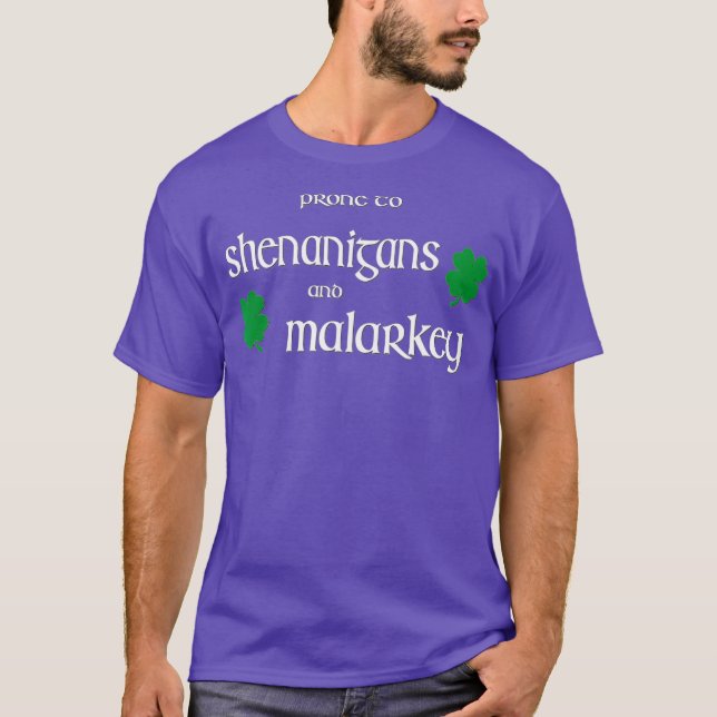Camiseta Prone To Shenanigans And Malarkey Funny Irish (Frente)