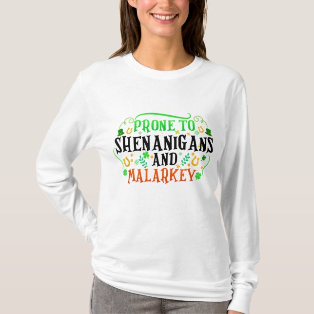 Camiseta Prone To Shenanigans And Malarkey Funny Irish Prid (Frente)