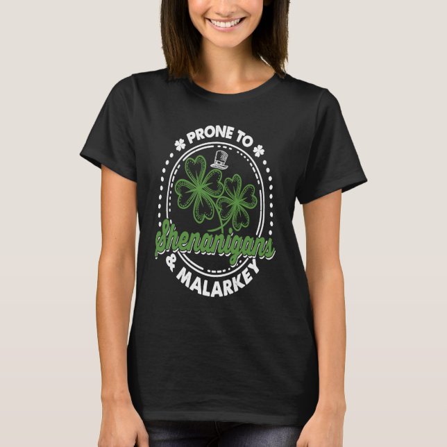 Camiseta Prone To Shenanigans And Malarkey Shamrock St Patr (Frente)