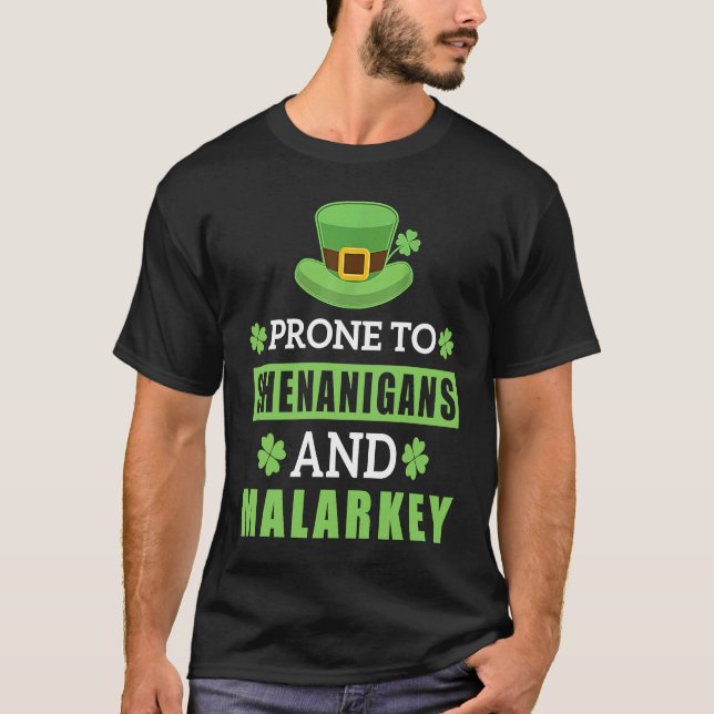 Camiseta Prone To Shenanigans And Malarkey St Patrick's Day (Frente)