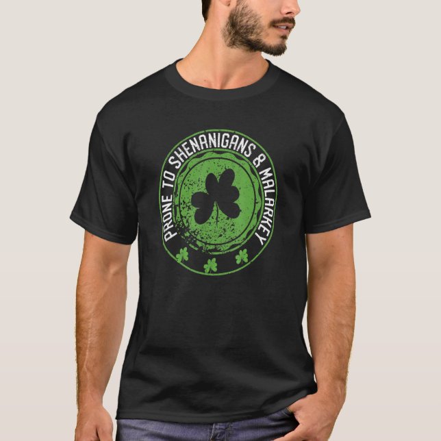 Camiseta Prone To Shenanigans & Malarkey Fun Clovers St Pat (Frente)