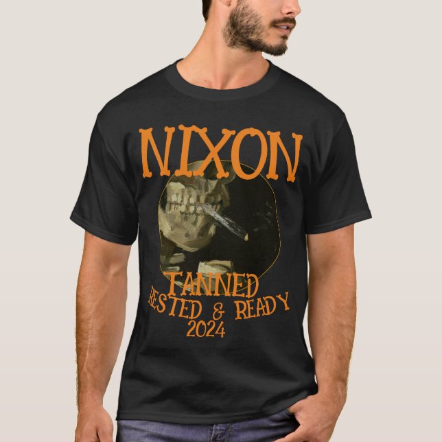 Camiseta Pronta e aninhado em Tanning NIXON 2024 Presidente (Frente)
