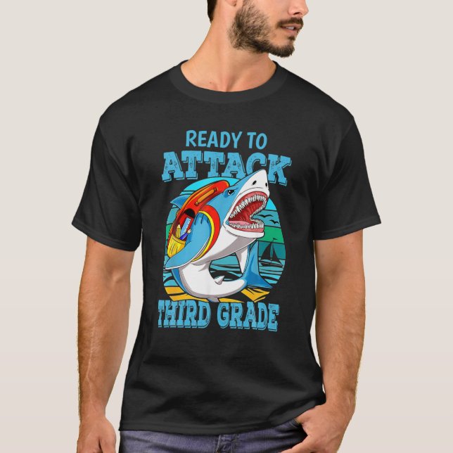 Camiseta Prontos Para Atacar O Terceiro Grau De Volta Ao Tu (Frente)