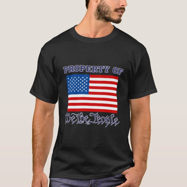 Camiseta Propriedade De Nós As Pessoas Com Bandeira America (Frente)