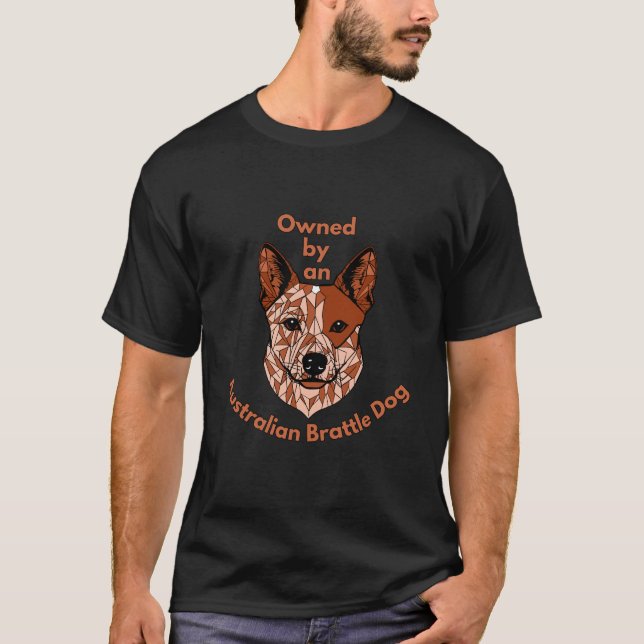 Camiseta Propriedade de um Cachorro Brattle (Vermelho) (Frente)