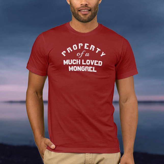 Camiseta Propriedade de um Cachorro Mongrel Muito Amado (Criador carregado)