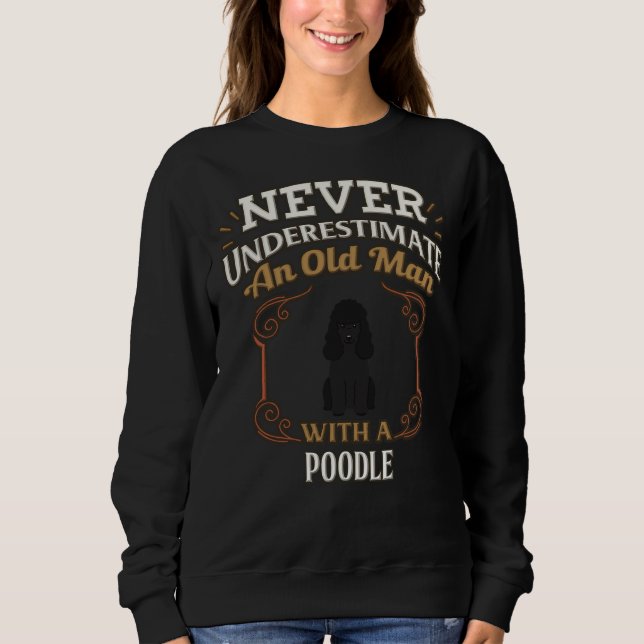 Camiseta Proprietário de Poodle Negro Nunca Sob Estimativa  (Frente)