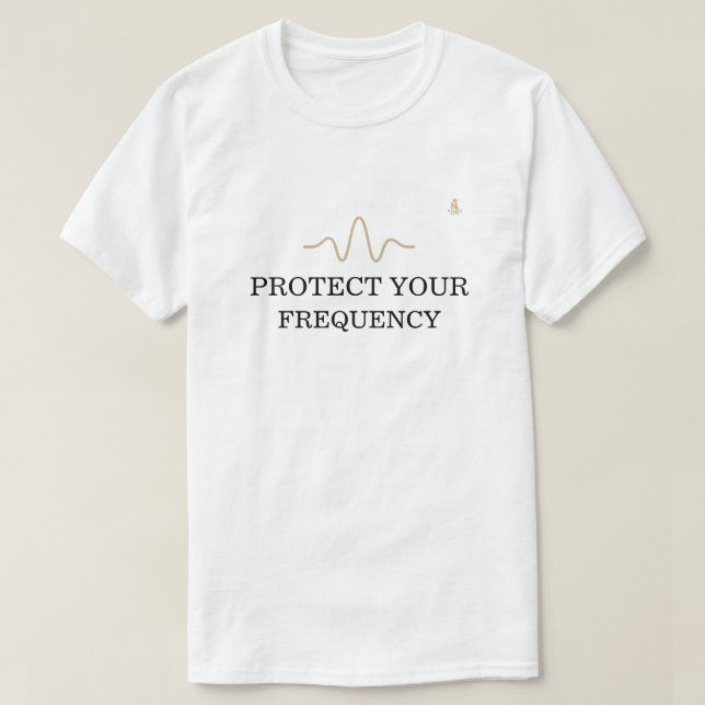 Camiseta PROTECT YOUR FREQUENCY – Minimal Gold Wave Energy  (Frente do Design)