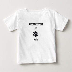 Camiseta Protegido pela impressão de pata de nome do cão