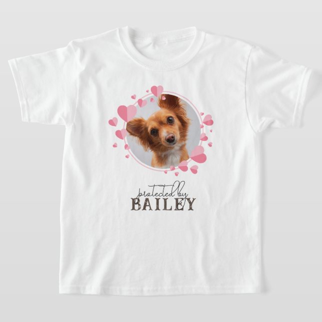 Camiseta Protegido por Corações Rosa de Foto Pet Personaliz (Postura )