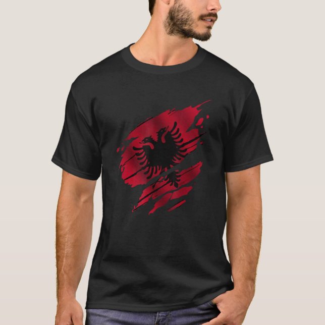 Camiseta Proud Albanian Root Torn Ripped Albanian Flag (Frente)