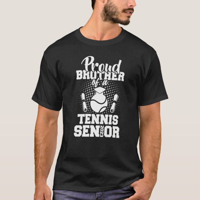 Camiseta Proud Brother Of A Tennis Senior 2023 Graduation D (Frente)
