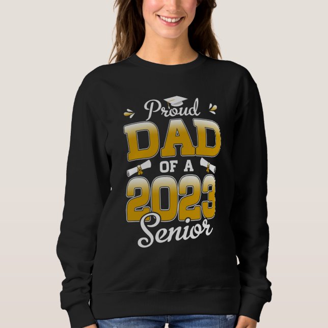 Camiseta Proud Dad of a 2023 Senior Graduation Her Him High (Frente)