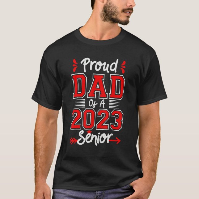 Camiseta Proud Dad Of A 2023 Senior Graduation Her Him High (Frente)