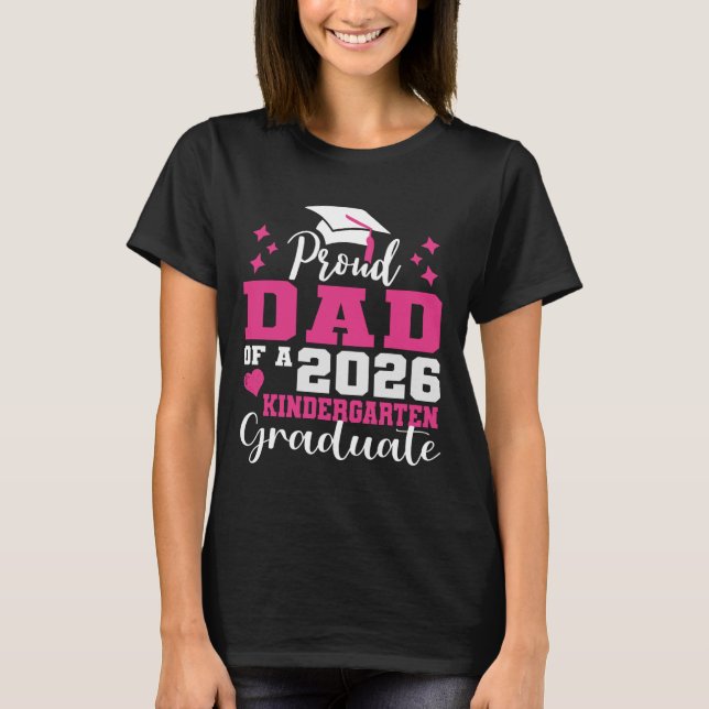 Camiseta Proud Dad of Kindergarten Graduate 2026 Graduation (Frente)