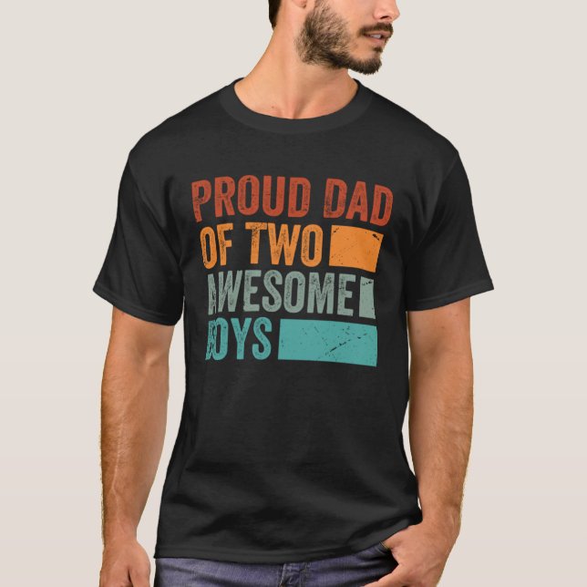 Camiseta Proud Dad of Two Awesome Boys   Father s Day  13 (Frente)