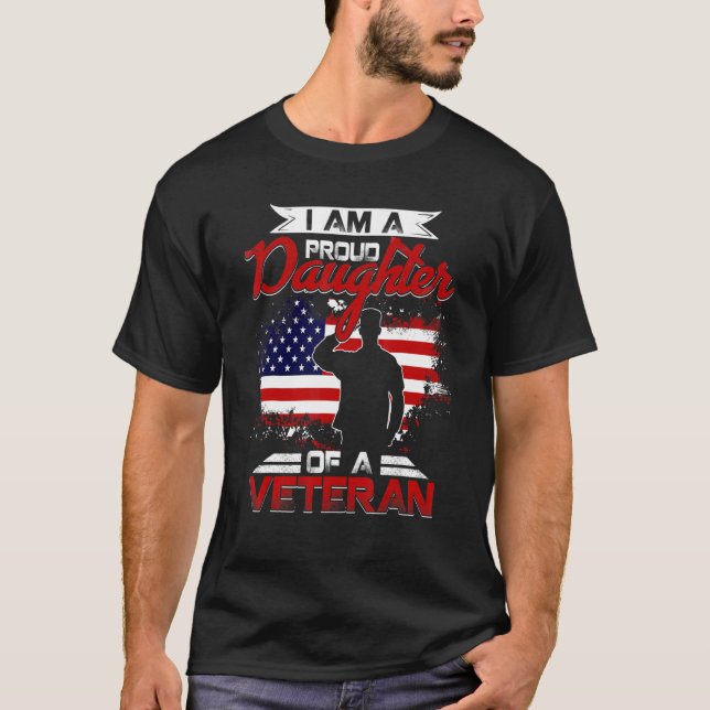 Camiseta Proud Daughter Veteran Nothing Scares Patriotic Ve (Frente)