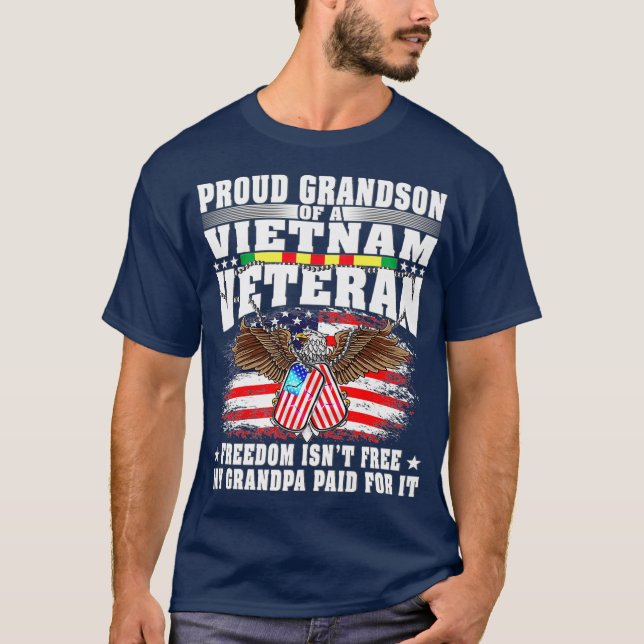 Camiseta Proud Grandson Of Vietnam Veteran  Freedom Isnt (Frente)
